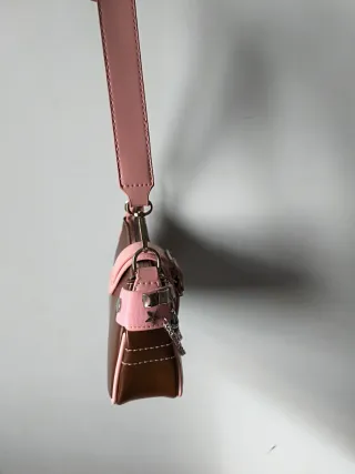 Bolso rosa y marrón con cadena