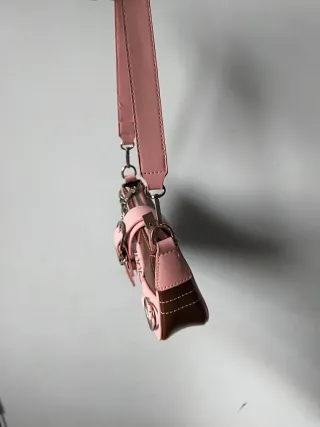 Bolso rosa y marrón con cadena