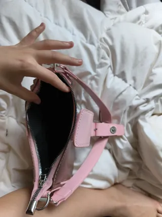 Bolso rosa y marrón con cadena
