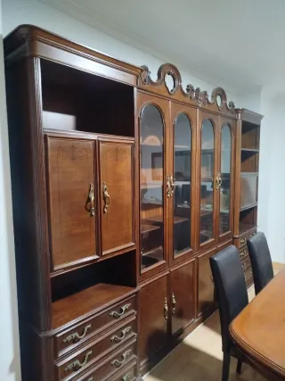 Mueble de madera con vitrina y cajones