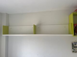 Estantería blanca y verde