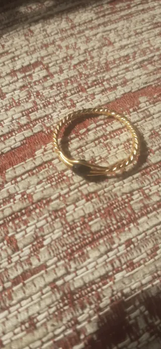 Anillo dorado con piedra negra