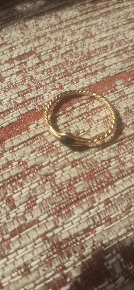 Anillo dorado con piedra negra