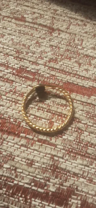 Anillo dorado con piedra negra