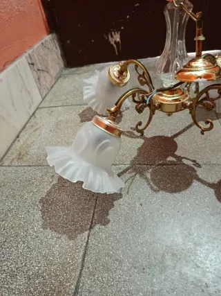 Lámpara de techo dorada con tulipas