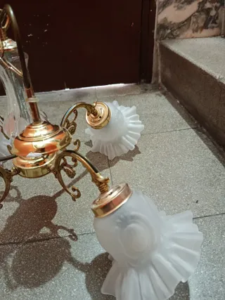 Lámpara de techo dorada con tulipas