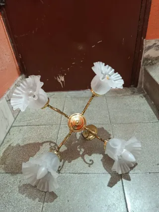 Lámpara de techo dorada con tulipas