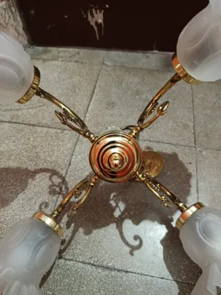 Lámpara de techo dorada con tulipas