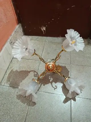 Lámpara de techo dorada con tulipas