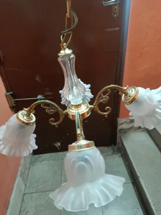 Lámpara de techo dorada con tulipas