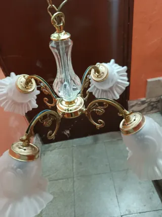 Lámpara de techo dorada con tulipas