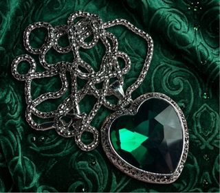 Collana lunga cuore con pietra verde