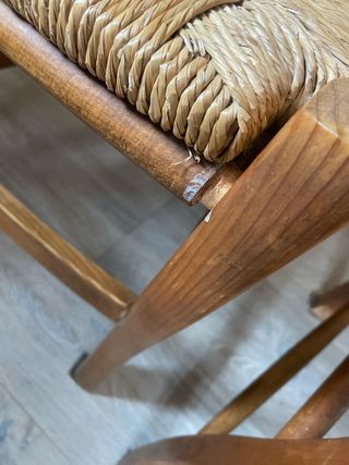 4 Sillas rústicas de madera con asiento de mimbre