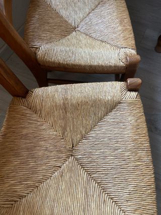 4 Sillas rústicas de madera con asiento de mimbre