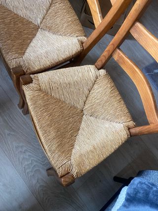 4 Sillas rústicas de madera con asiento de mimbre