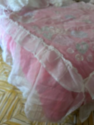 Colcha organza  rosa con volantes