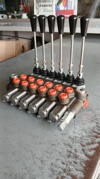 Distributore idraulico 6 leve