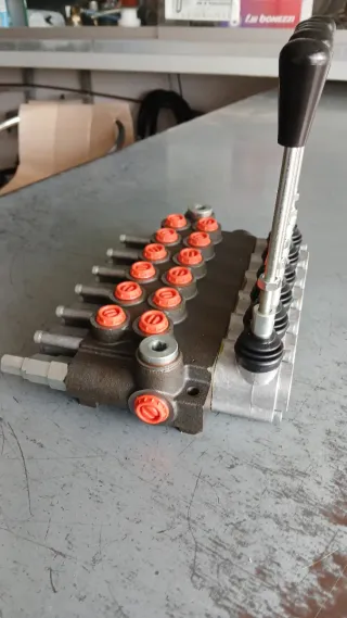 Distributore idraulico 6 leve