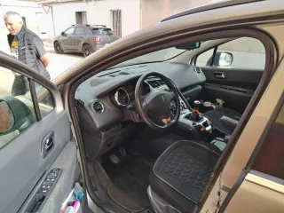 Peugeot 5008 2012