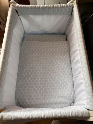 Minicuna con ruedas y estampado