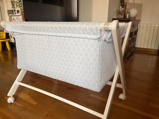 Minicuna con ruedas y estampado