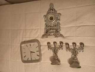 Reloj de mesa y candelabros plateados