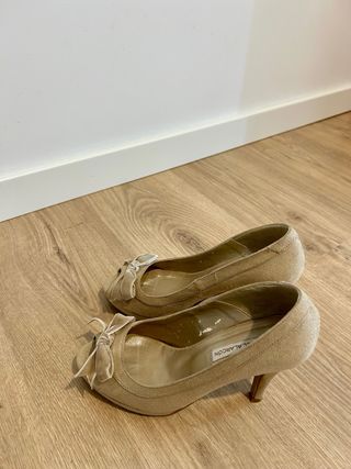 Zapatos de ante beige Ángel Alarcón. Talla 38.