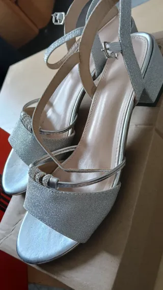 Sandalias plateadas con pedrería tacón 4 cmtrosss