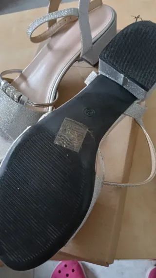 Sandalias plateadas con pedrería tacón 4 cmtrosss