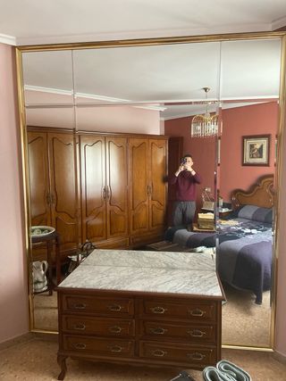 Dormitorio: cabecero, mesitas, armario y espejo.