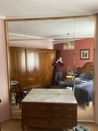 Dormitorio: cabecero, mesitas, armario y espejo.