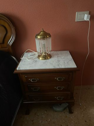 Dormitorio: cabecero, mesitas, armario y espejo.