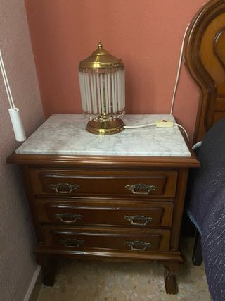 Dormitorio: cabecero, mesitas, armario y espejo.