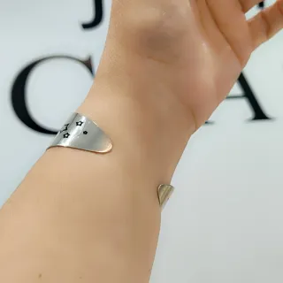 Brazalete de plata con mensaje grabado