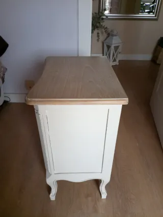 Mesita de noche blanca y madera