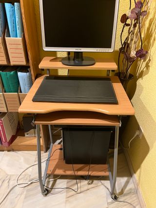 Mueble para ordenador con ruedas