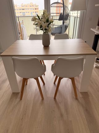 Mesa de comedor y 4 sillas