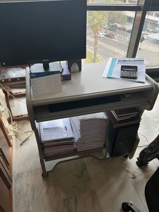 Mueble para ordenador con ruedas