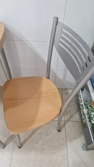 Mesa extensible y 2 Sillas en estado usadas