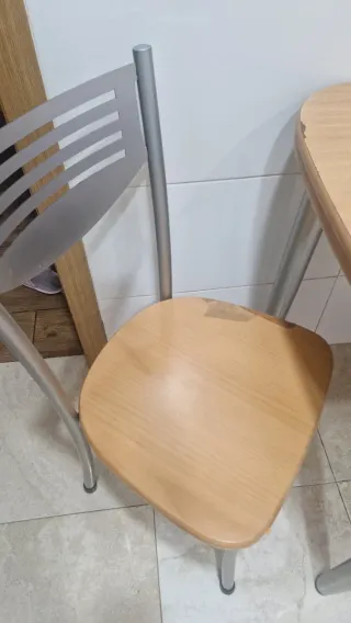 Mesa extensible y 2 Sillas en estado usadas