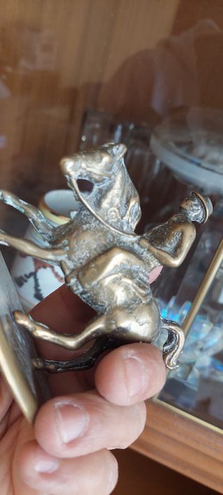 Figura antica in bronzo raffigurante un cavallo e