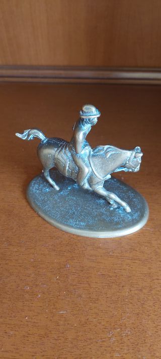 Figura antica in bronzo raffigurante un cavallo e