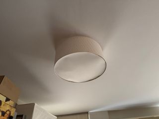 Lámpara de techo Ikea beige y blanca