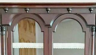 PRECIOSA VITRINA DE MADERA DE CAOBA