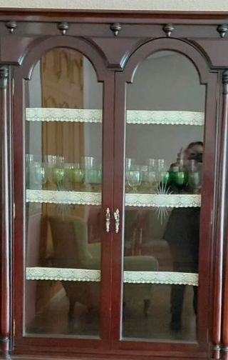 PRECIOSA VITRINA DE MADERA DE CAOBA