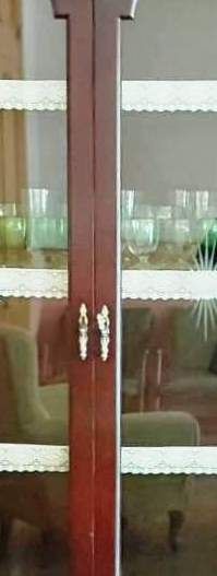 PRECIOSA VITRINA DE MADERA DE CAOBA