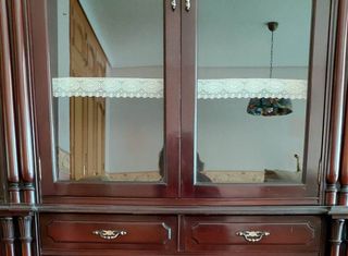 PRECIOSA VITRINA DE MADERA DE CAOBA