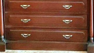 PRECIOSA VITRINA DE MADERA DE CAOBA