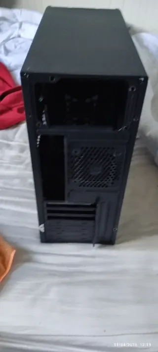Caja de PC Gaming Negra y Roja
