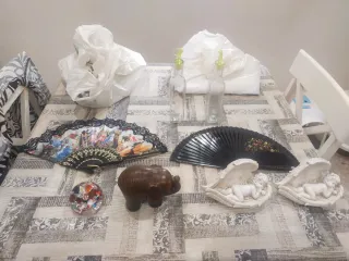 Lote di ventagli, figure e bottiglie